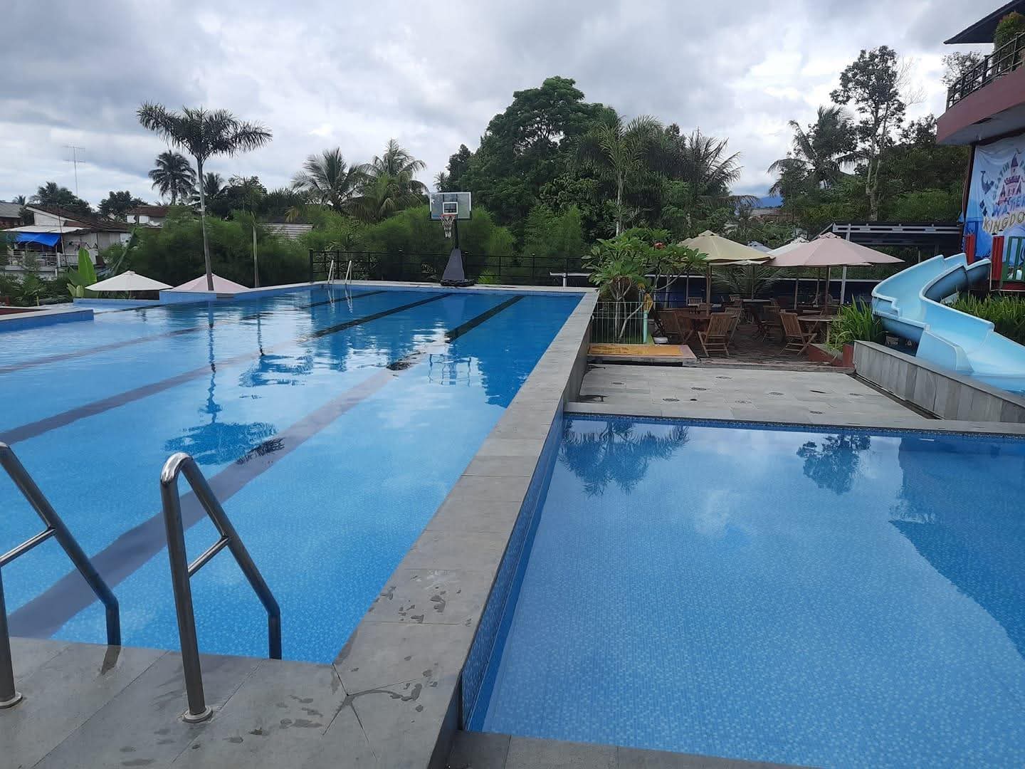 Kolam renang komersial outdoor skala besar dengan waterslide
